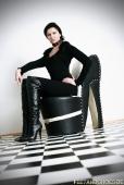 Isabella &ndash; Bildserie 3 &ndash; Füße und Schuhe in HD bei FeetandShoes.de