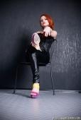 Angelina &ndash; Bildserie 4 &ndash; Füße und Schuhe in HD bei FeetandShoes.de