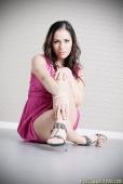 Esmeralda &ndash; Bildserie 4 &ndash; Füße und Schuhe in HD bei FeetandShoes.de