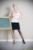 Yasemine &ndash; Bildserie 2 &ndash; Füße und Schuhe in HD bei FeetandShoes.de