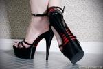 Nidian &ndash; Bildserie 4 &ndash; Füße und Schuhe in HD bei FeetandShoes.de